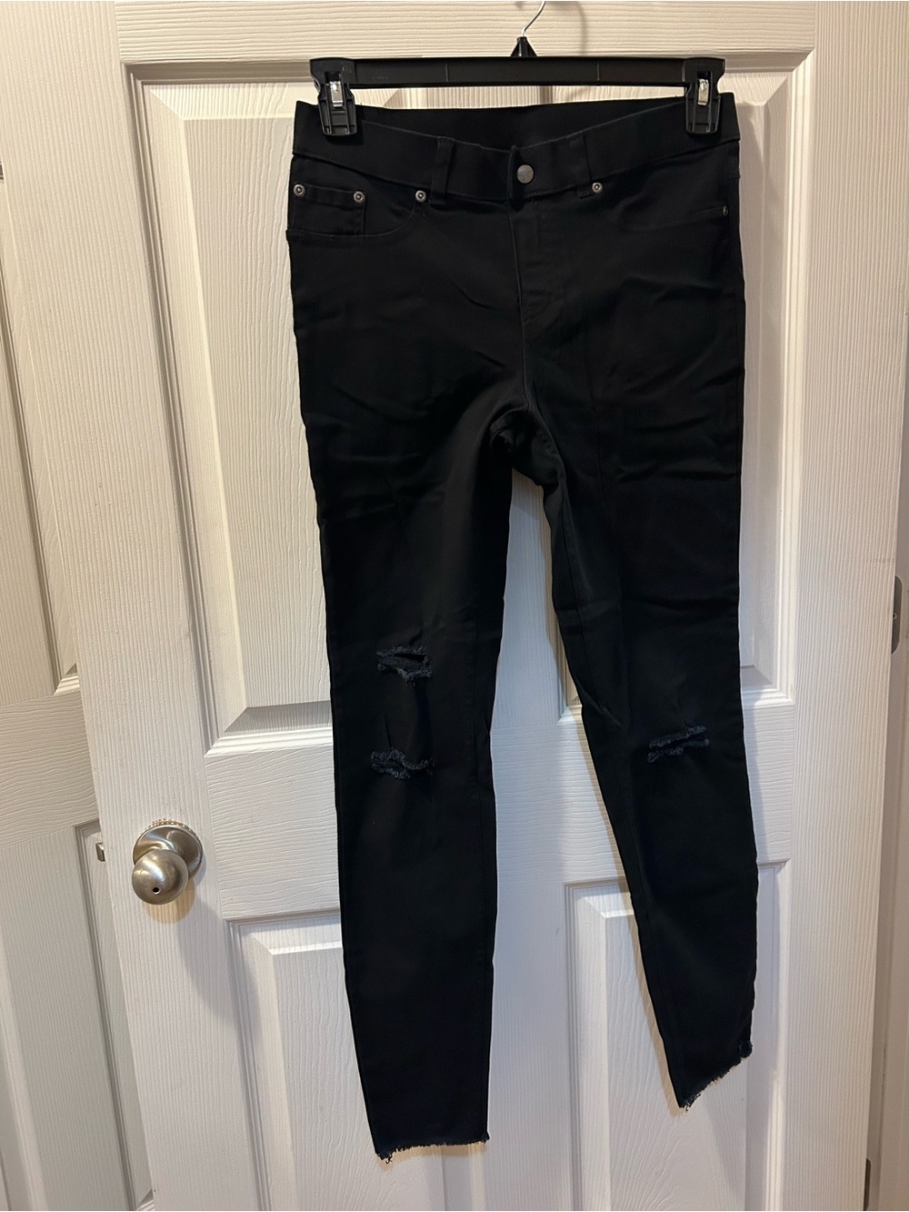 HUE Medium Black Skinny Jeans w/Knee Distressing Ripped Knee Denim Legging NWT